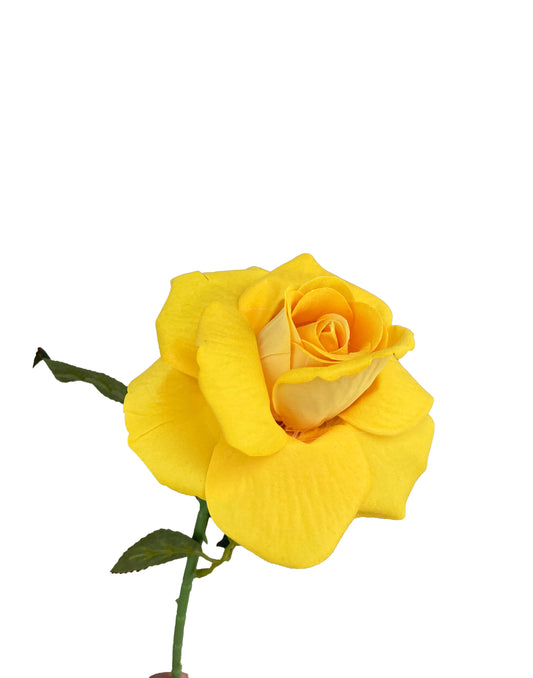 La clásica rosa artificial de color amarillo brillante
