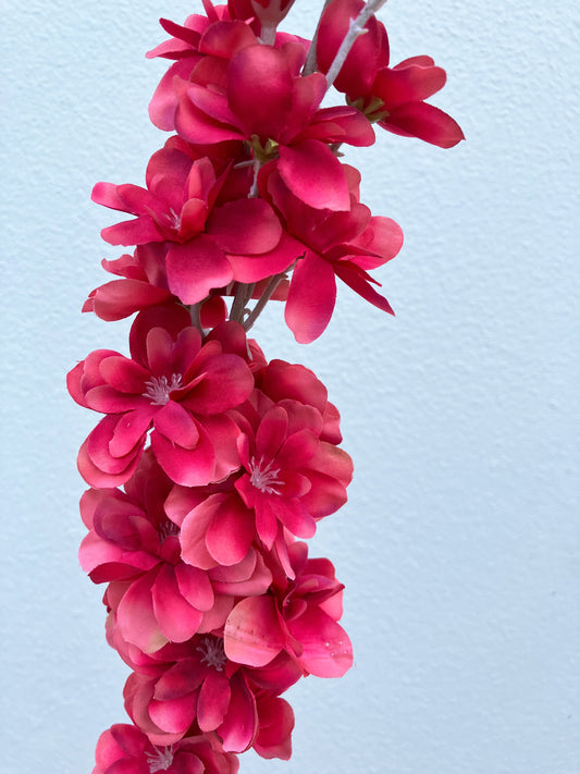 Delfinio artificial rojo