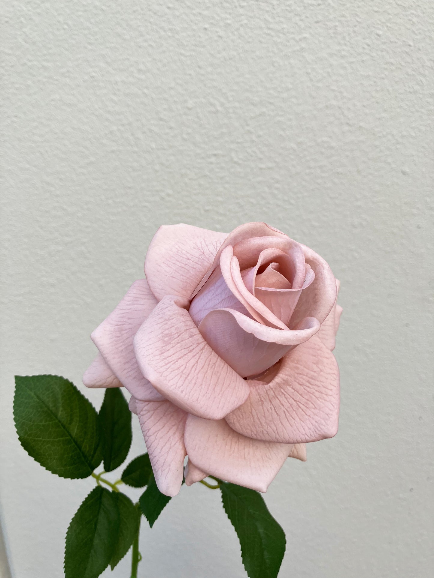 Rose artificielle au toucher réel, rouge feu