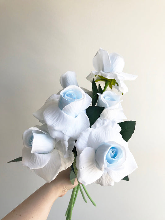 La rose artificielle classique en soie bleu pâle